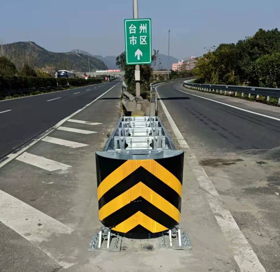 互通端頭增設(shè)可導向防撞墊2.jpg